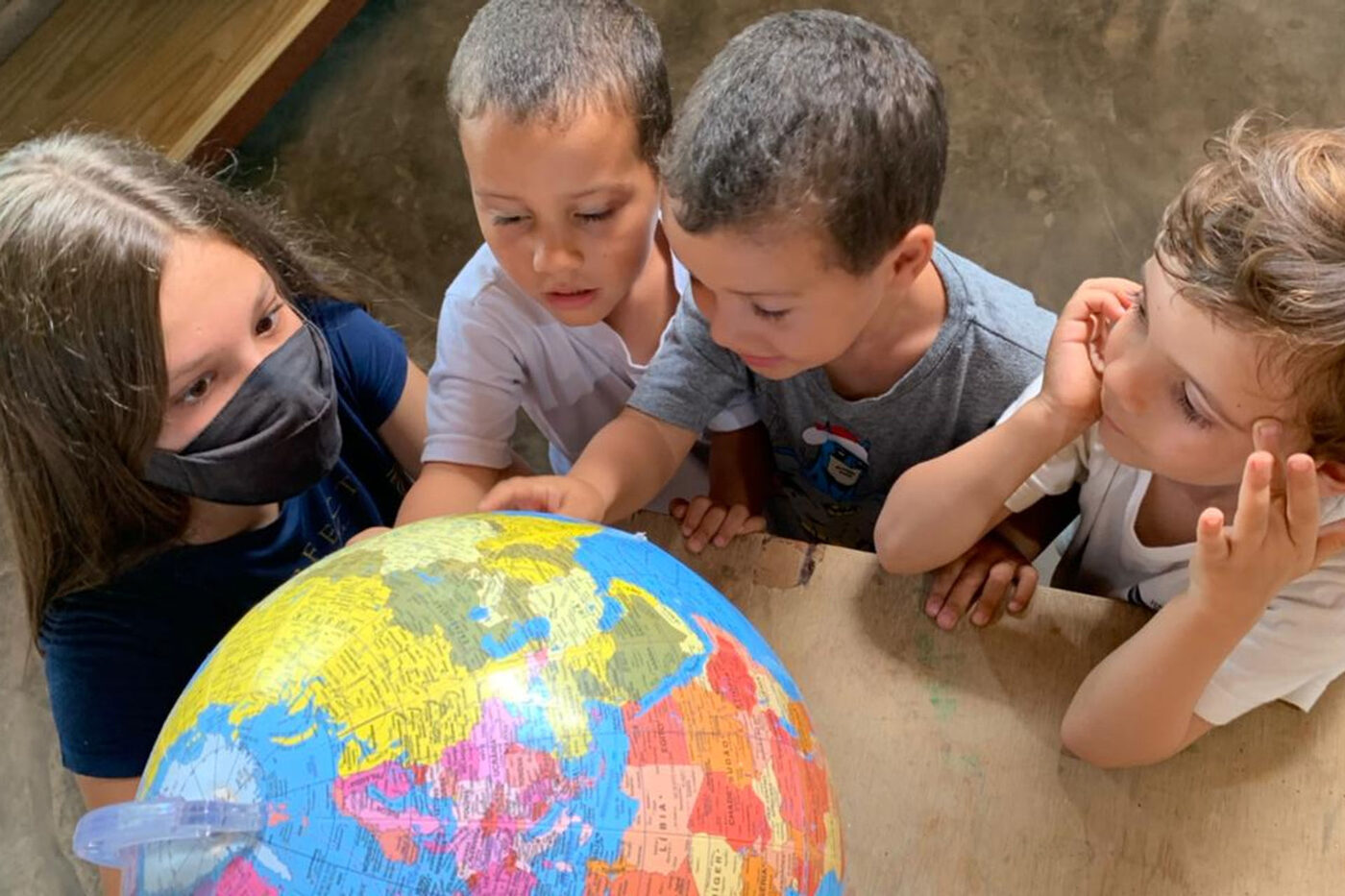 Crianças da Escola Comunitária Maramar em atividade