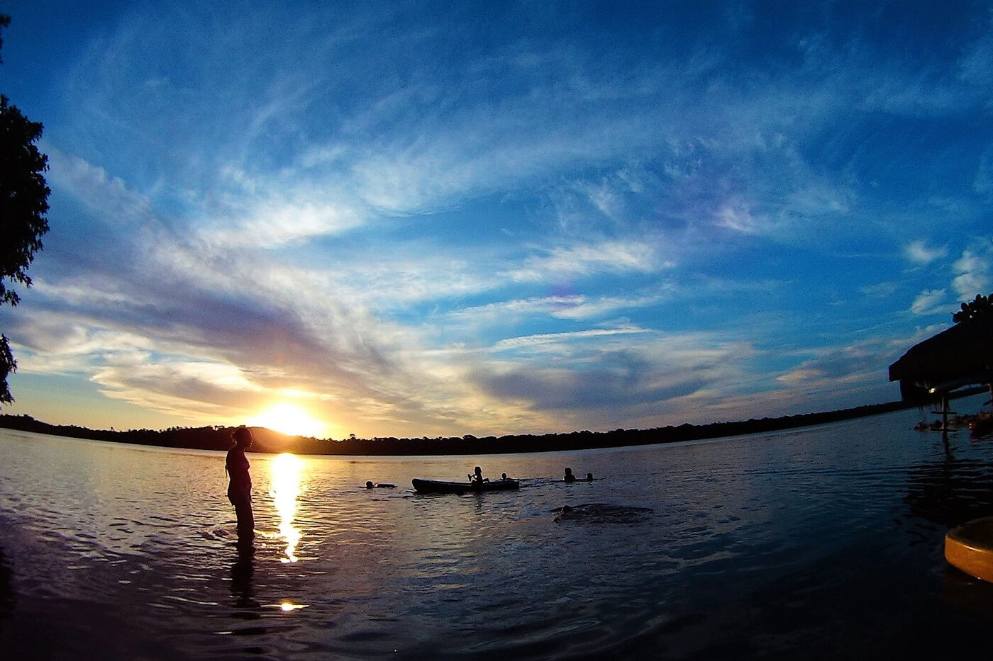 Entardecer na Lagoa do Cassange com pessoas na água