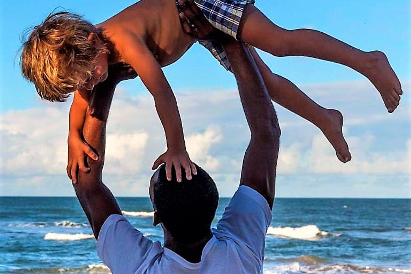 Momento em família na praia em frente à pousada