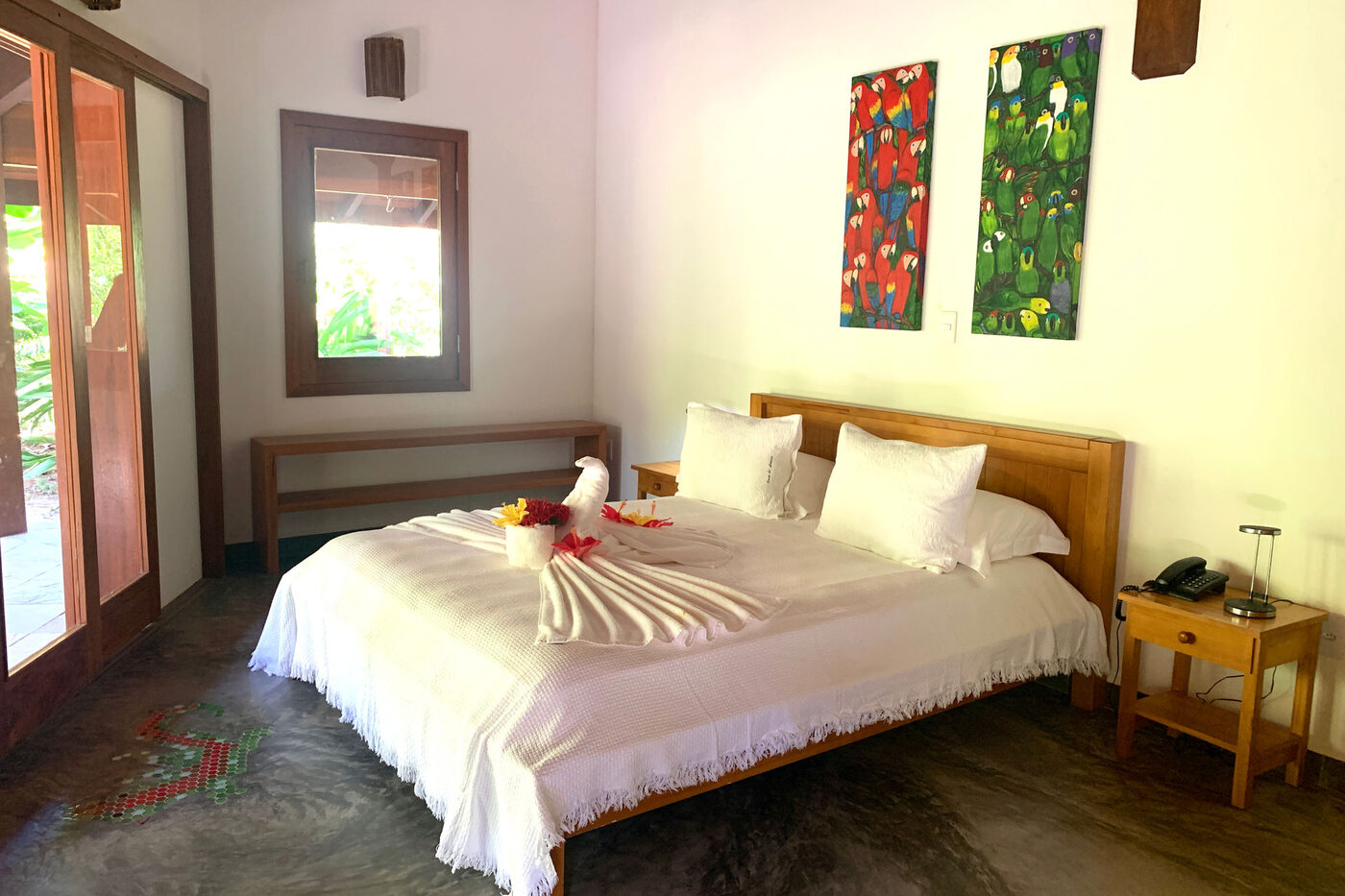 Interior da Suíte Bella Flor com arte baiana e cama de casal