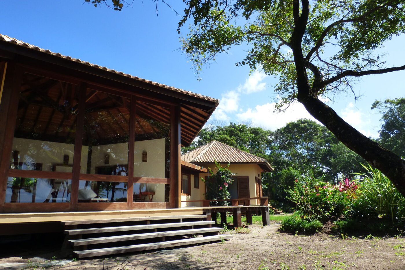 Casa do Artista, casa de 230m² com deck e jardim tropical à beira-mar