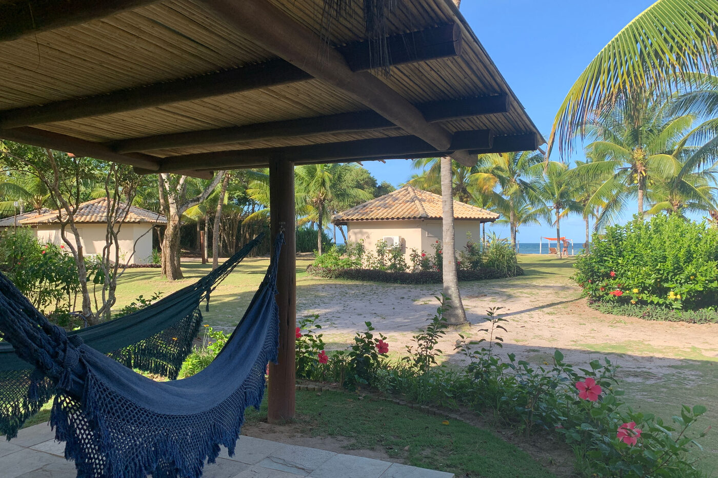 Bangalô Pé na Areia com rede na varanda e vista para o oceano