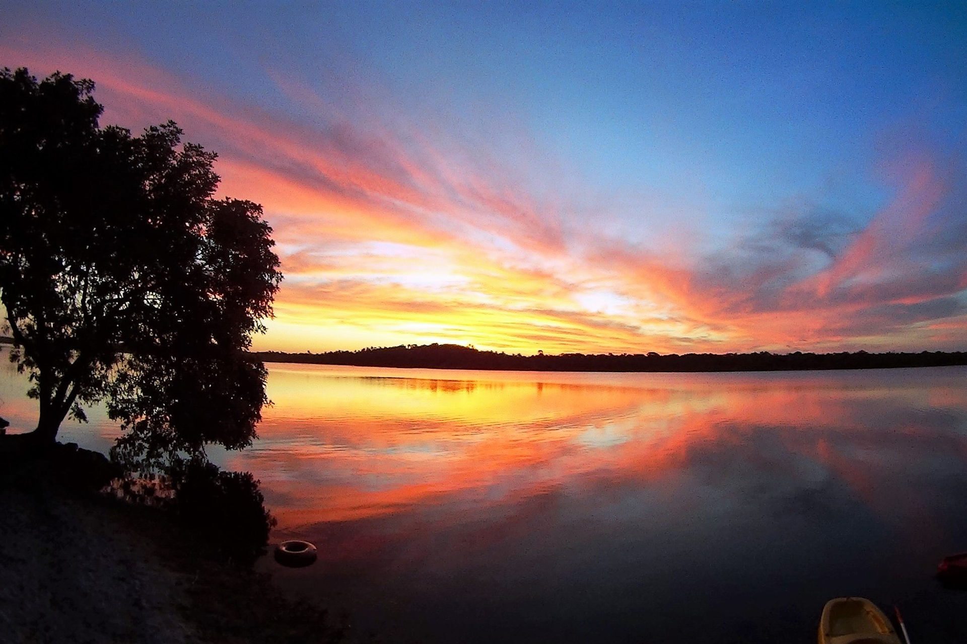 Pôr do sol refletido nas águas espelhadas da Lagoa do Cassange